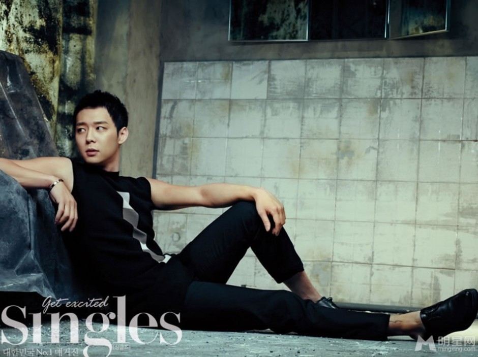 韩国男明星朴有天坚毅眼神展俊朗写真