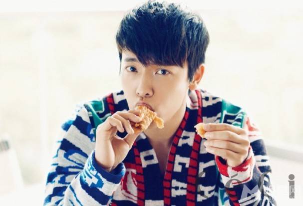 韩国男明星李东海尽展王子帅气魅力