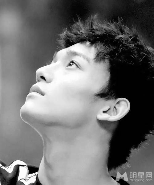 EXO成员金钟大阳光帅气写真照