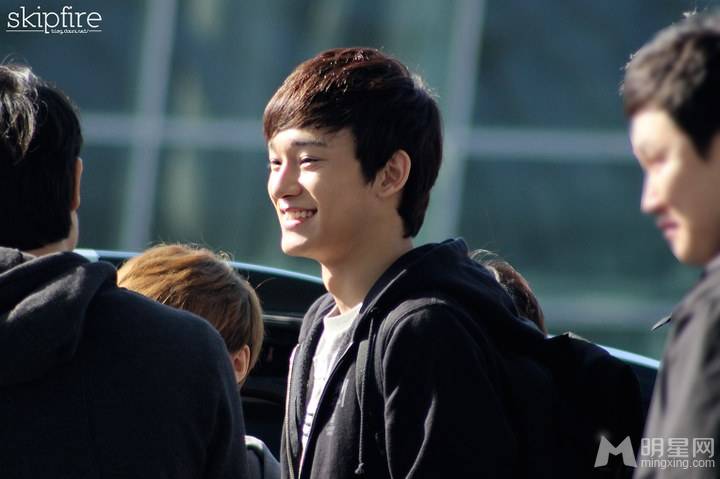 EXO成员金钟大阳光帅气写真照