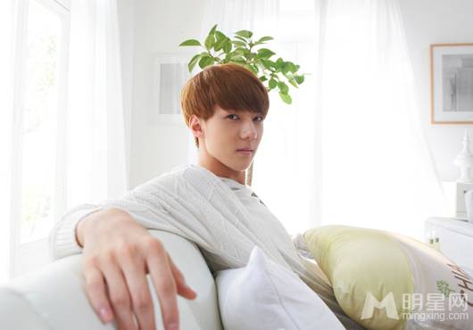 暖男吴世勋尽显英俊阳光写真