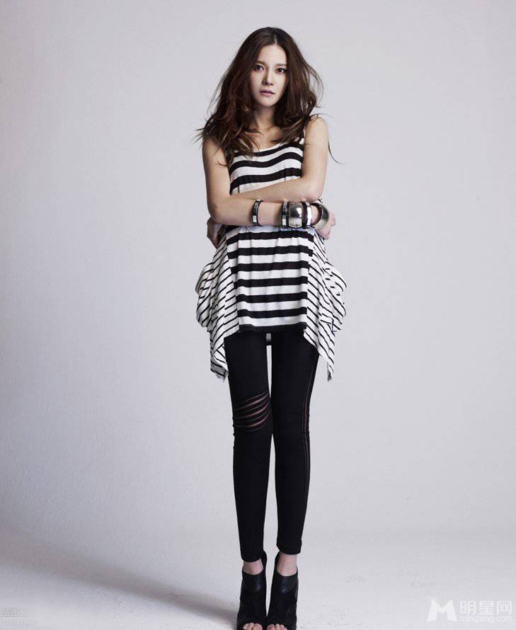 韩国女演员车艺莲散发独特性感魅力