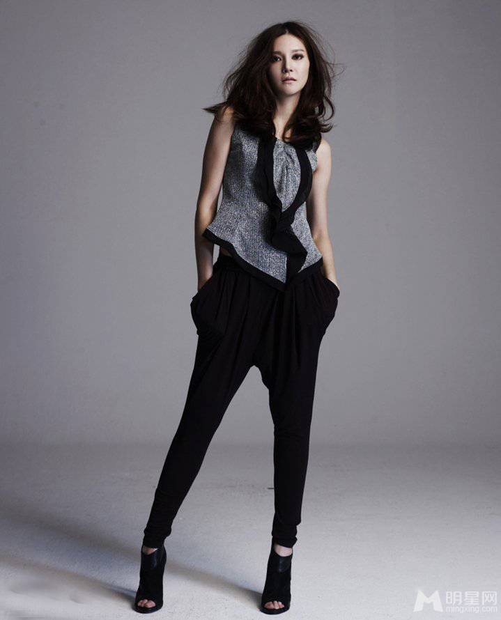 韩国女演员车艺莲散发独特性感魅力