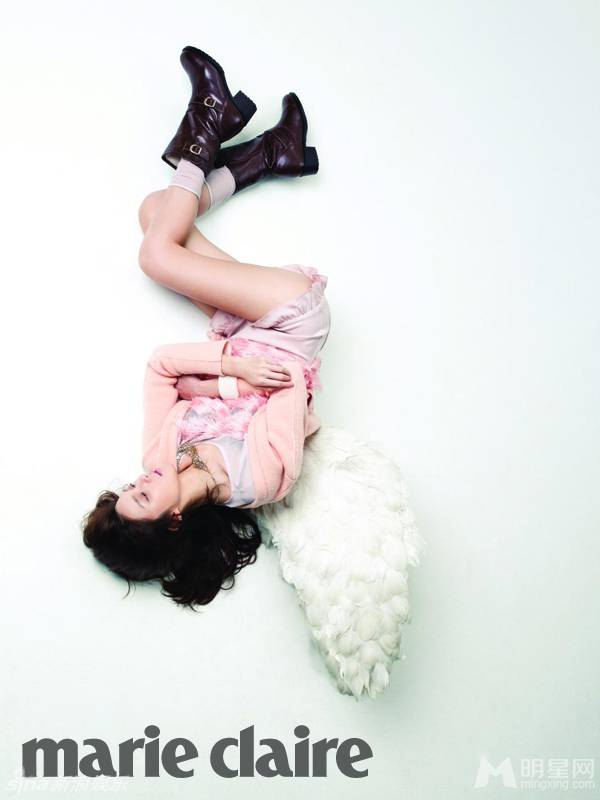 宅男女神车艺莲初冬服饰展清新可人