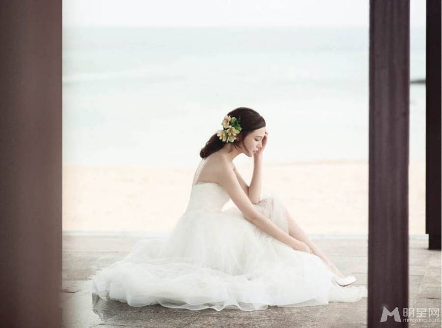 女神车艺莲回眸一笑明媚个性婚纱照