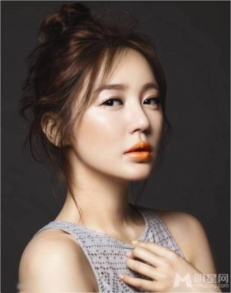 尹恩惠清新妆容彰显邻家女孩气质