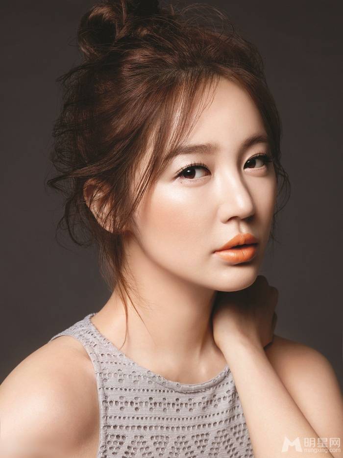 尹恩惠清新妆容彰显邻家女孩气质