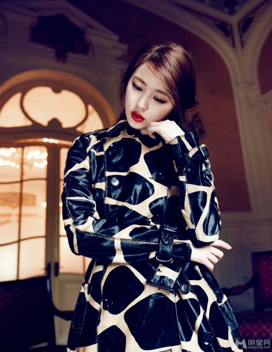 女神尹恩惠尽显冷艳高贵气质