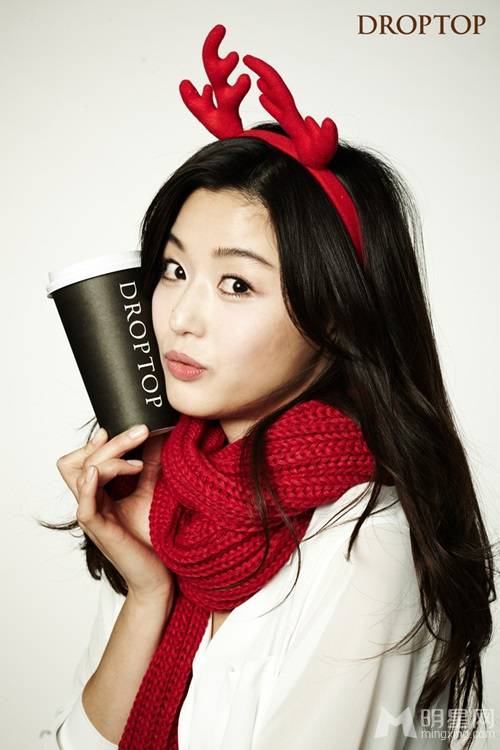 全智贤拍摄圣诞写真明媚笑容惹人爱