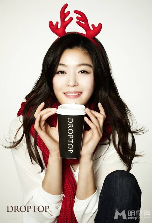 全智贤拍摄圣诞写真明媚笑容惹人爱