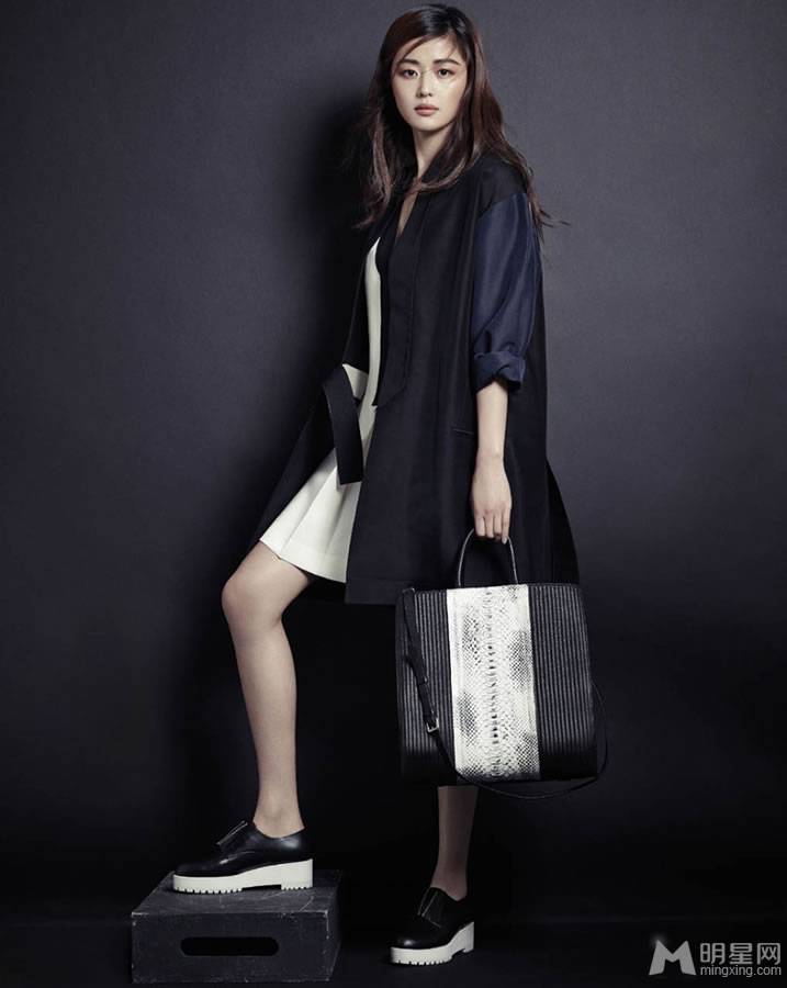 全智贤剑眉红唇尽显冷艳复古