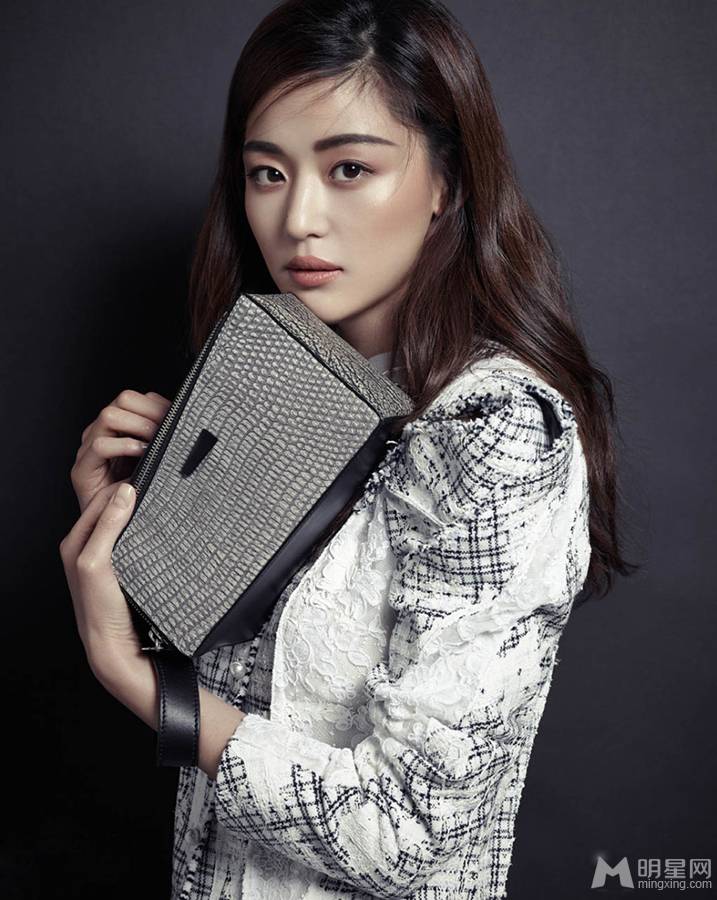 全智贤剑眉红唇尽显冷艳复古