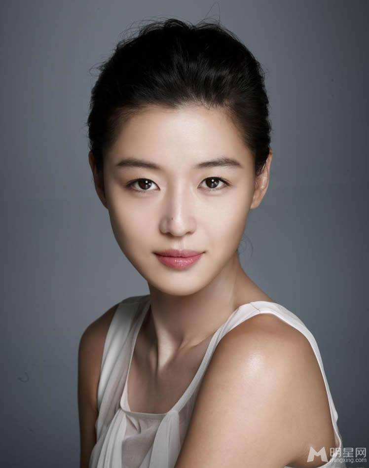 全智贤精致妆容彰显高雅迷人气质