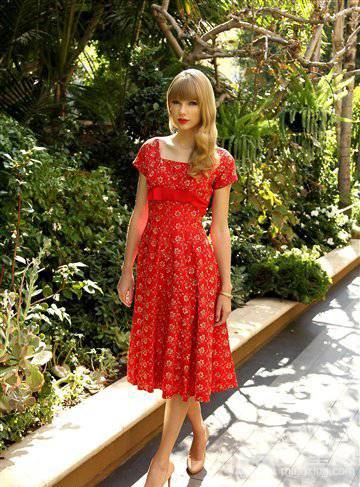 泰勒·斯威夫特红裙魅惑人心写真照