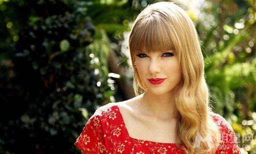 泰勒·斯威夫特红裙魅惑人心写真照