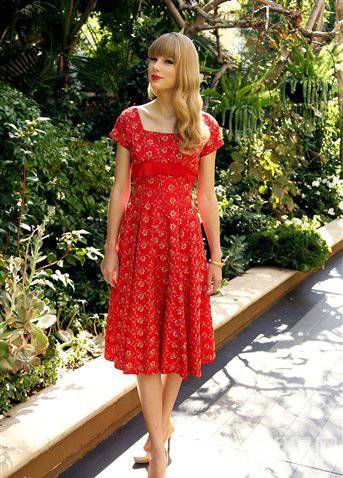 泰勒·斯威夫特红裙魅惑人心写真照