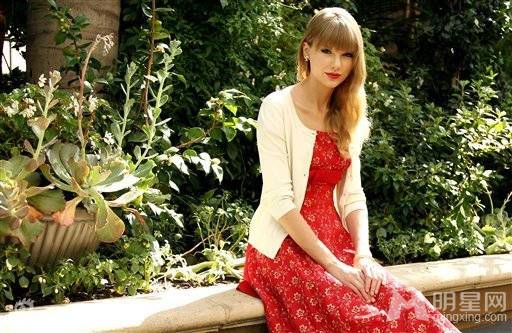 泰勒·斯威夫特红裙魅惑人心写真照