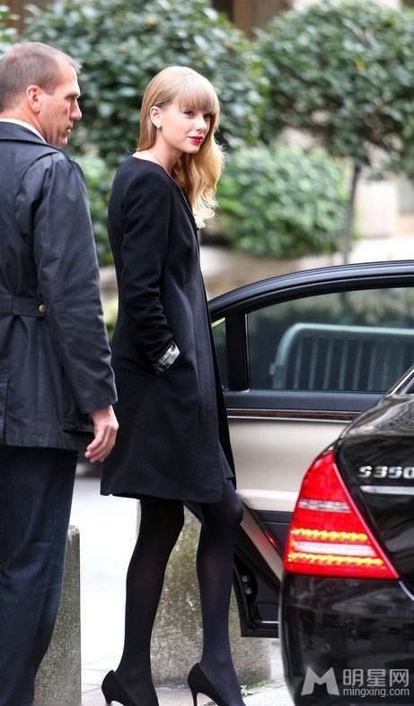 美国女明星泰勒·斯威夫特红唇黑裙回眸一笑