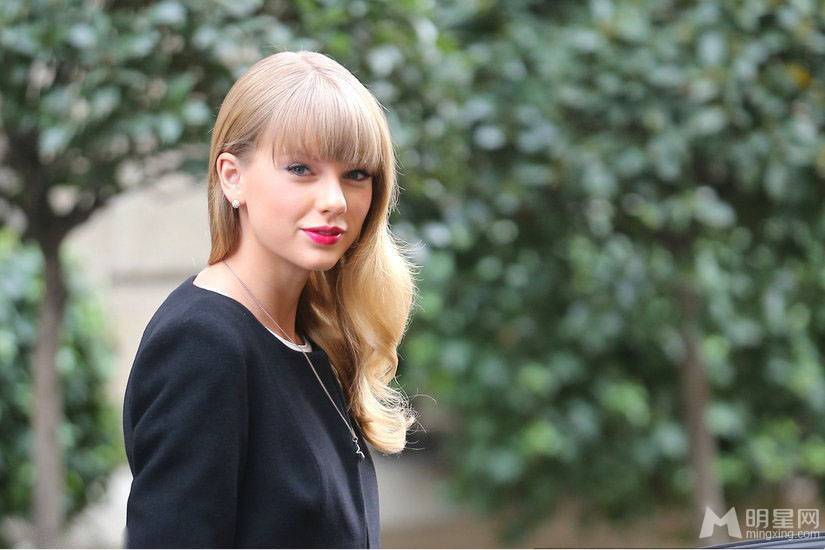 美国女明星泰勒·斯威夫特红唇黑裙回眸一笑