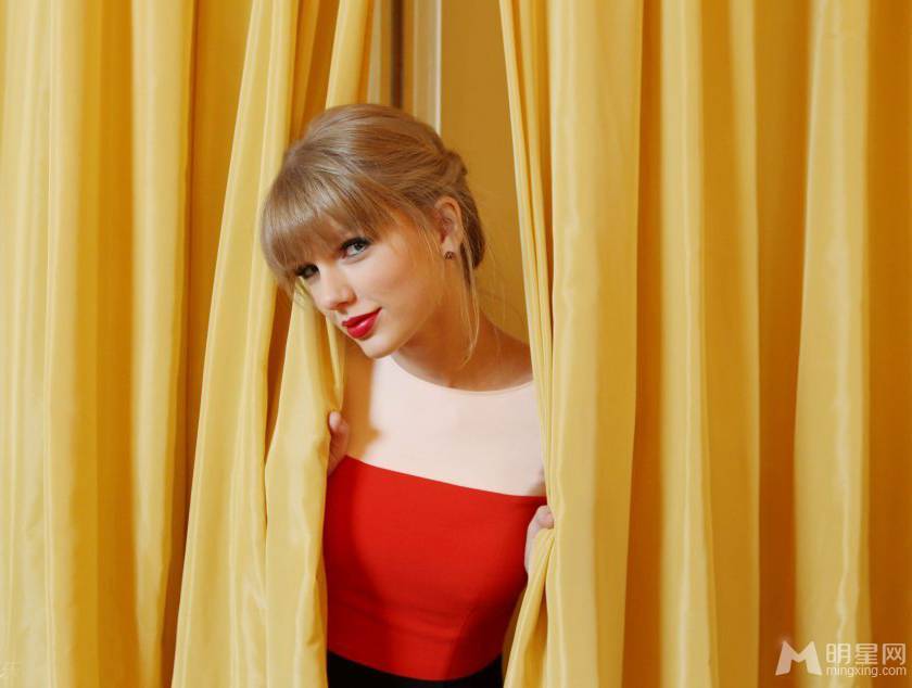 泰勒·斯威夫特尽显个性俏皮靓照