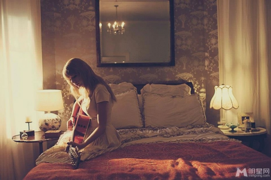 泰勒·斯威夫特尽显自然随性唯美写真