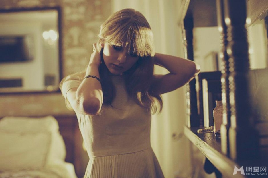 泰勒·斯威夫特尽显自然随性唯美写真