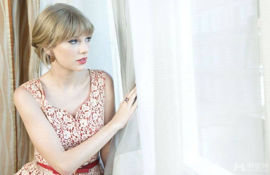 泰勒·斯威夫特着连衣裙散发甜美气质