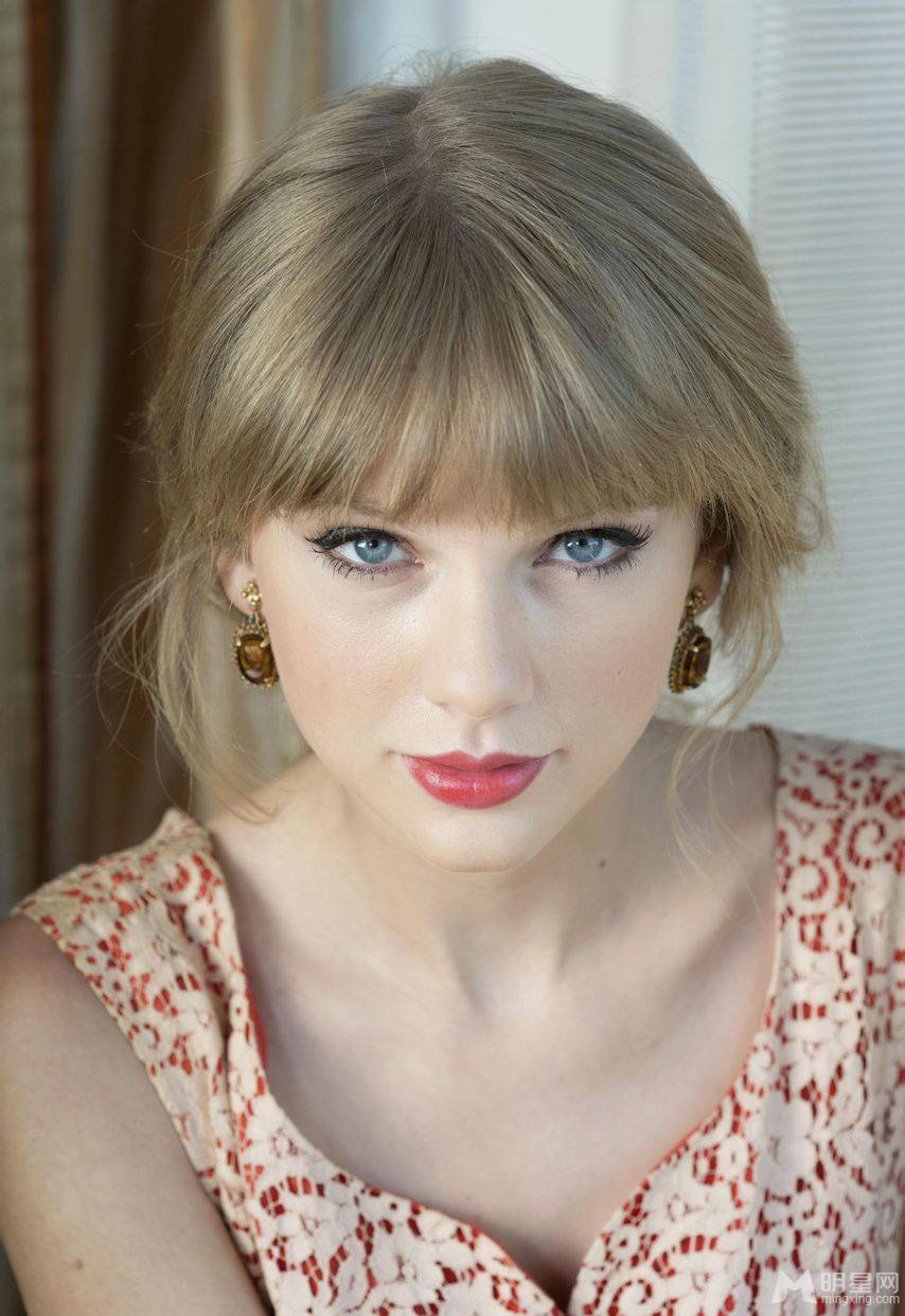 泰勒·斯威夫特着连衣裙散发甜美气质