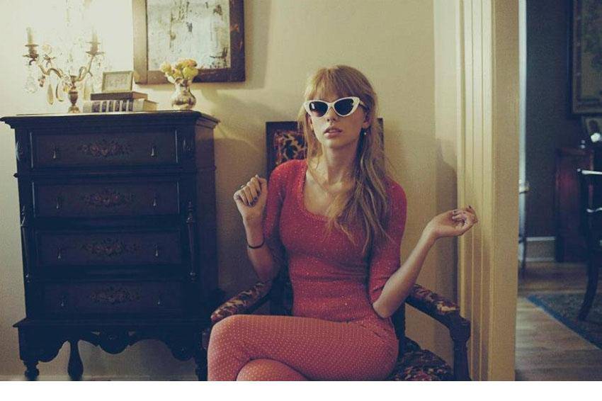 泰勒·斯威夫特演绎乡村复古魅力