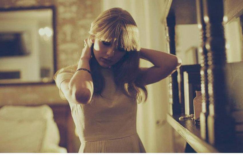 泰勒·斯威夫特演绎乡村复古魅力