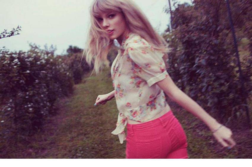 泰勒·斯威夫特演绎乡村复古魅力