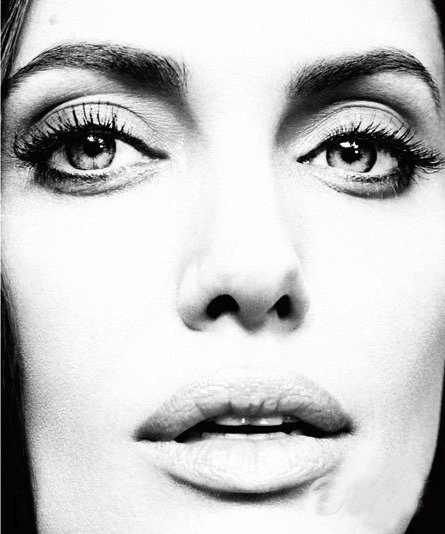 最新安吉丽娜·朱莉玩相机搞怪表情黑白写真欣赏