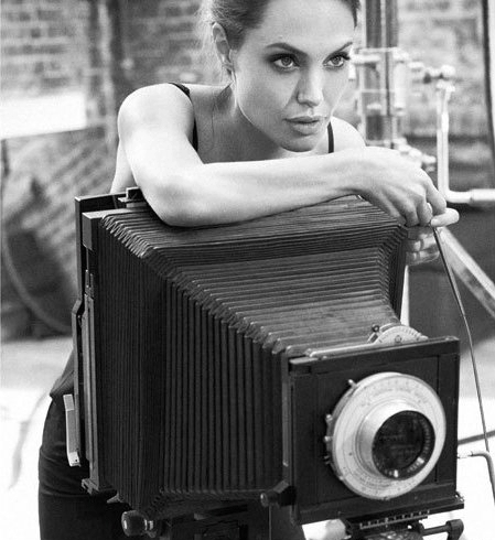 最新安吉丽娜·朱莉玩相机搞怪表情黑白写真欣赏