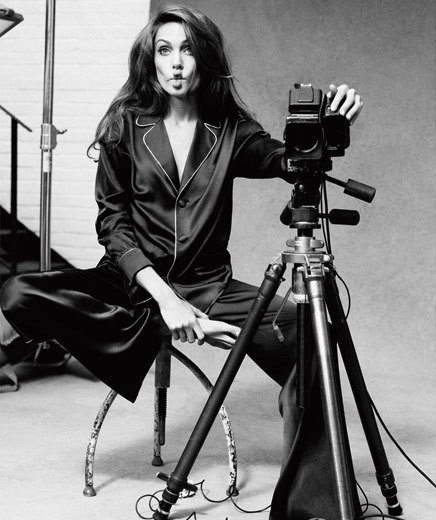 最新安吉丽娜·朱莉玩相机搞怪表情黑白写真欣赏