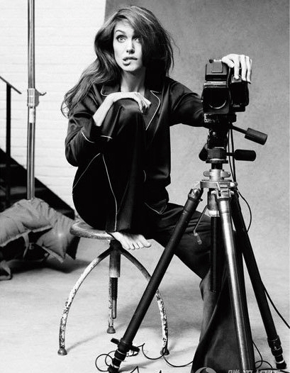 最新安吉丽娜·朱莉玩相机搞怪表情黑白写真欣赏