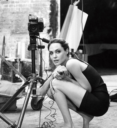 最新安吉丽娜·朱莉玩相机搞怪表情黑白写真欣赏