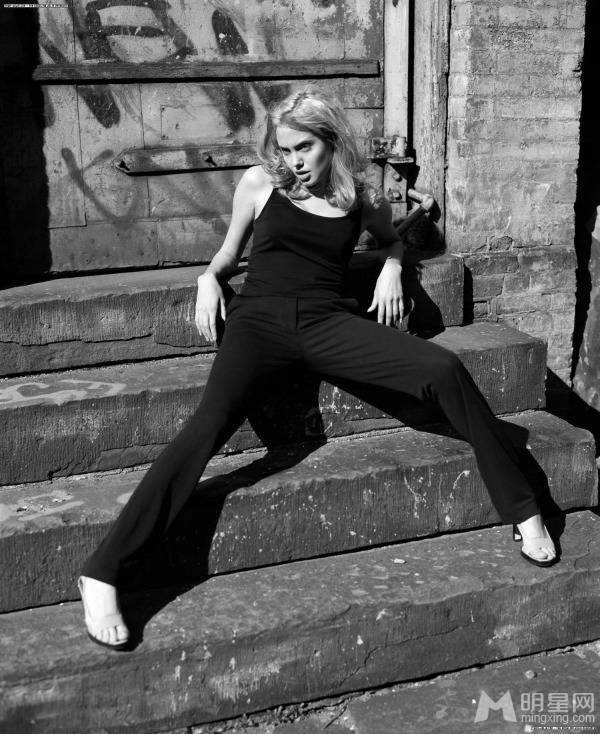 非常独特的好莱坞电影明星安吉丽娜·朱莉的无限风情吸引你