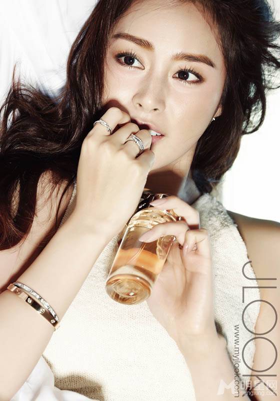 韩国著名女演员金泰熙尽展淑女柔情