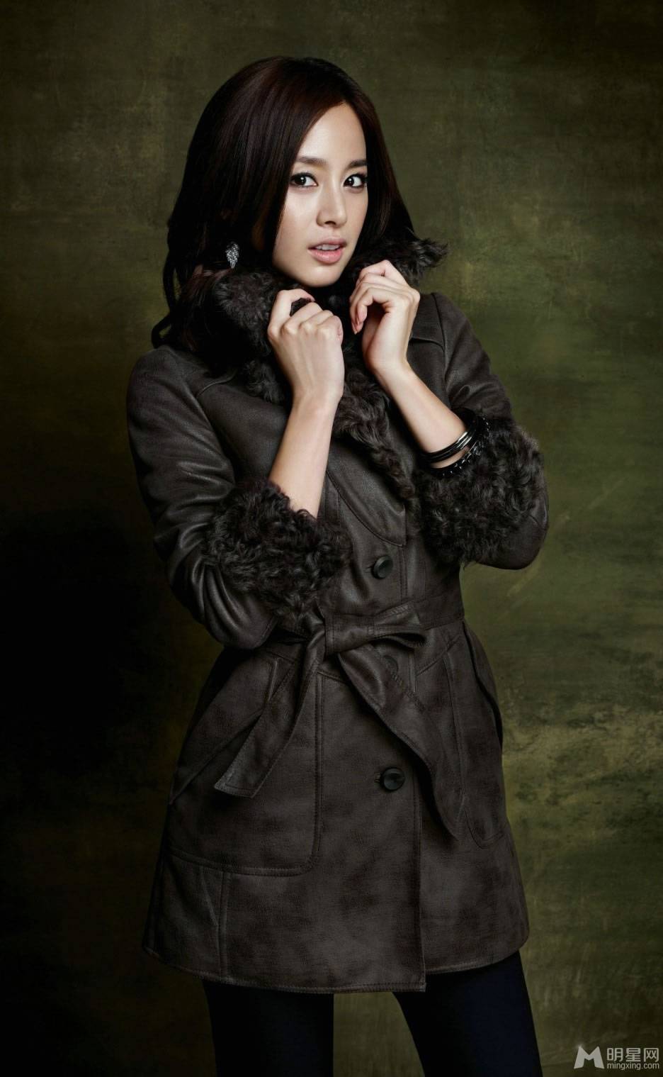 韩星金泰熙代言秋冬时尚服饰宣传照