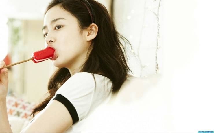 韩国女明星金泰熙散发清新甜美气质