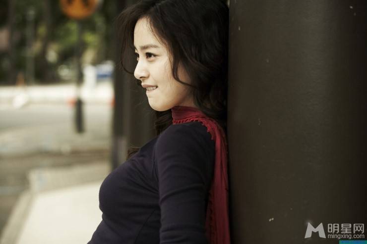 韩国女明星金泰熙散发清新甜美气质