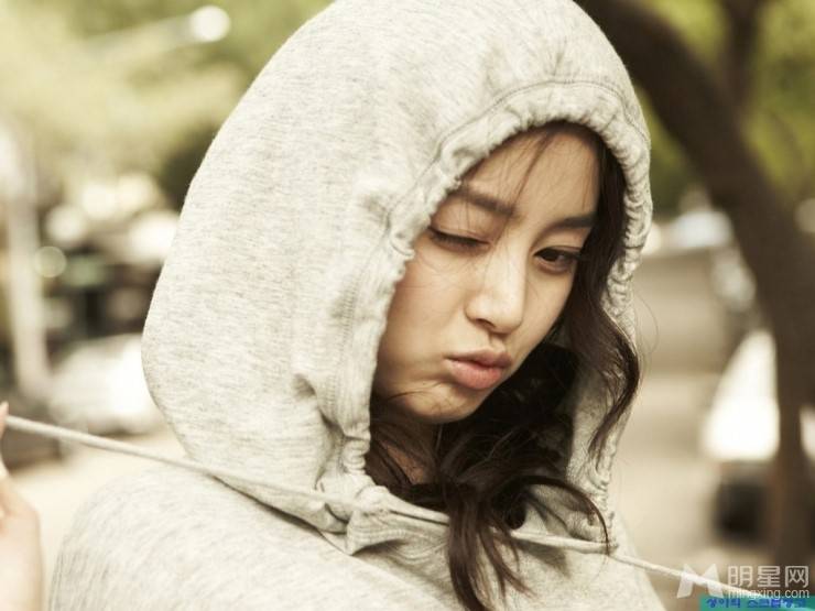 韩国女明星金泰熙散发清新甜美气质