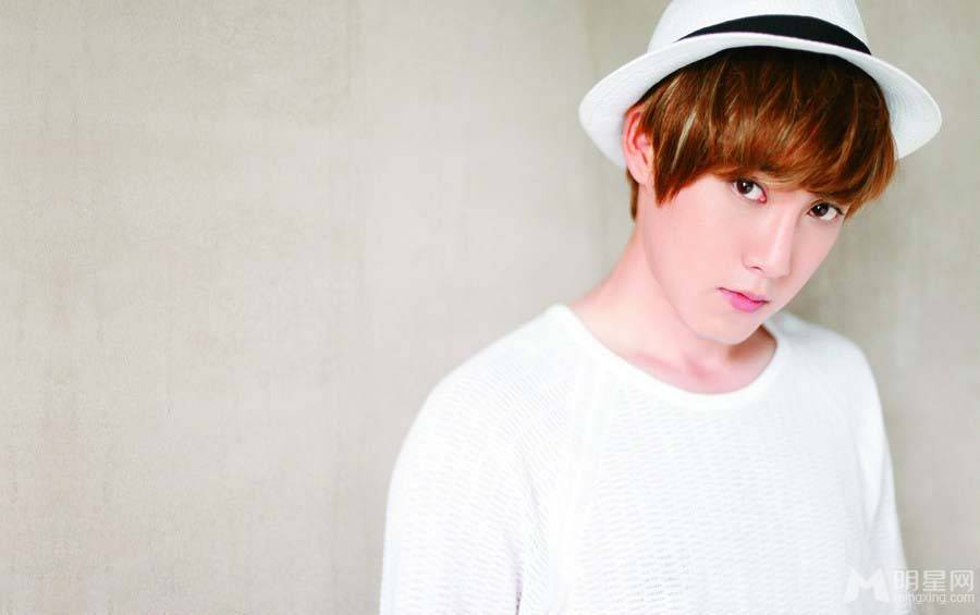 中国男明星张睿尽展率真帅气写真照