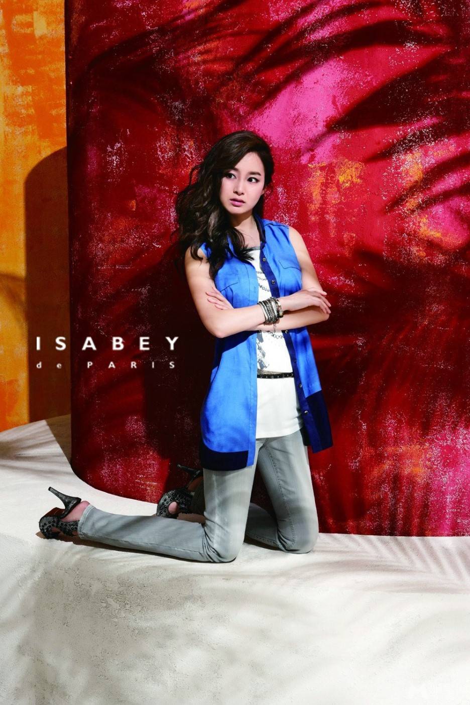 韩国女演员金泰熙散发优雅时尚气质