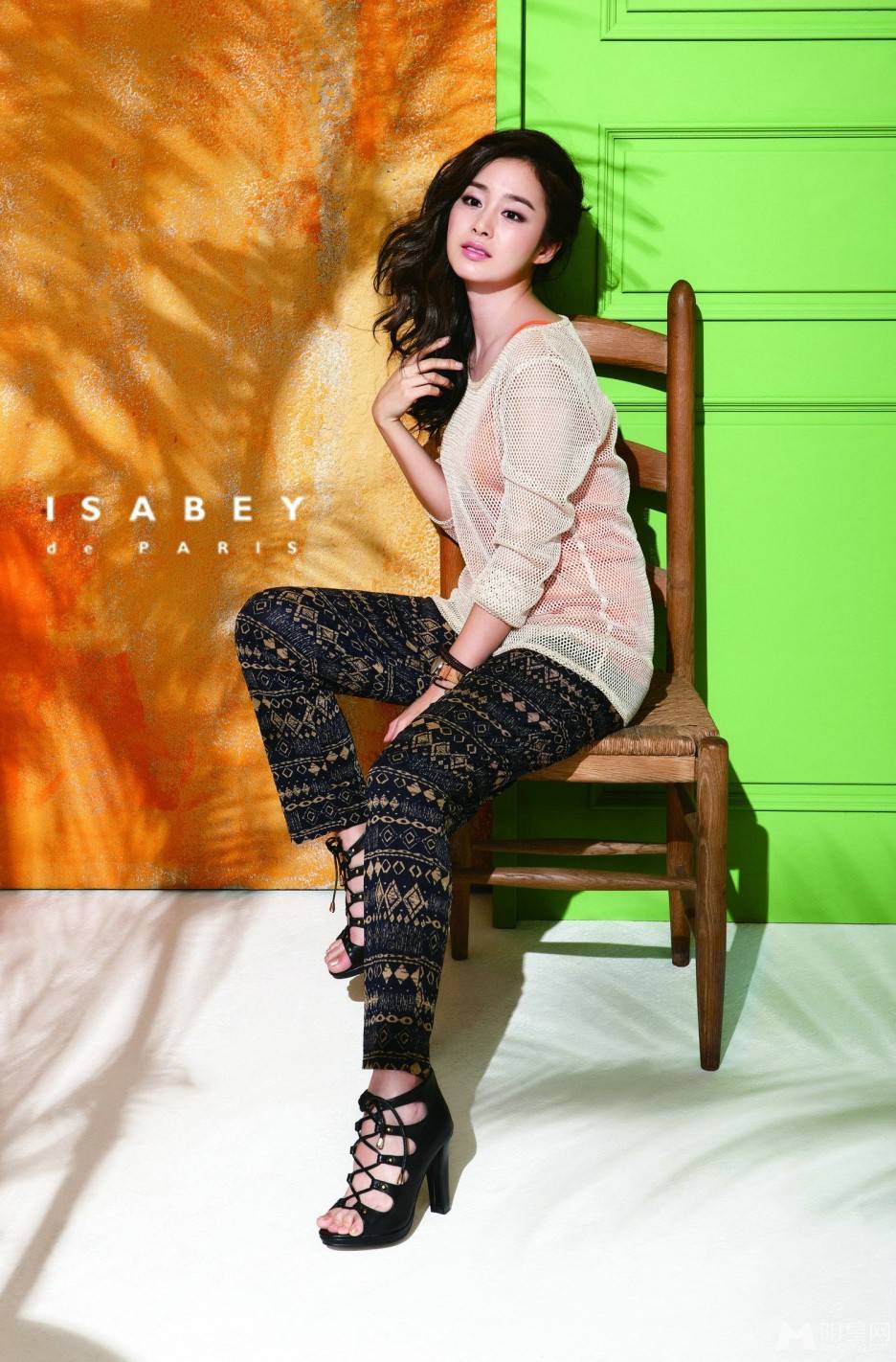 韩国女演员金泰熙代言品牌服饰尽显青春活力