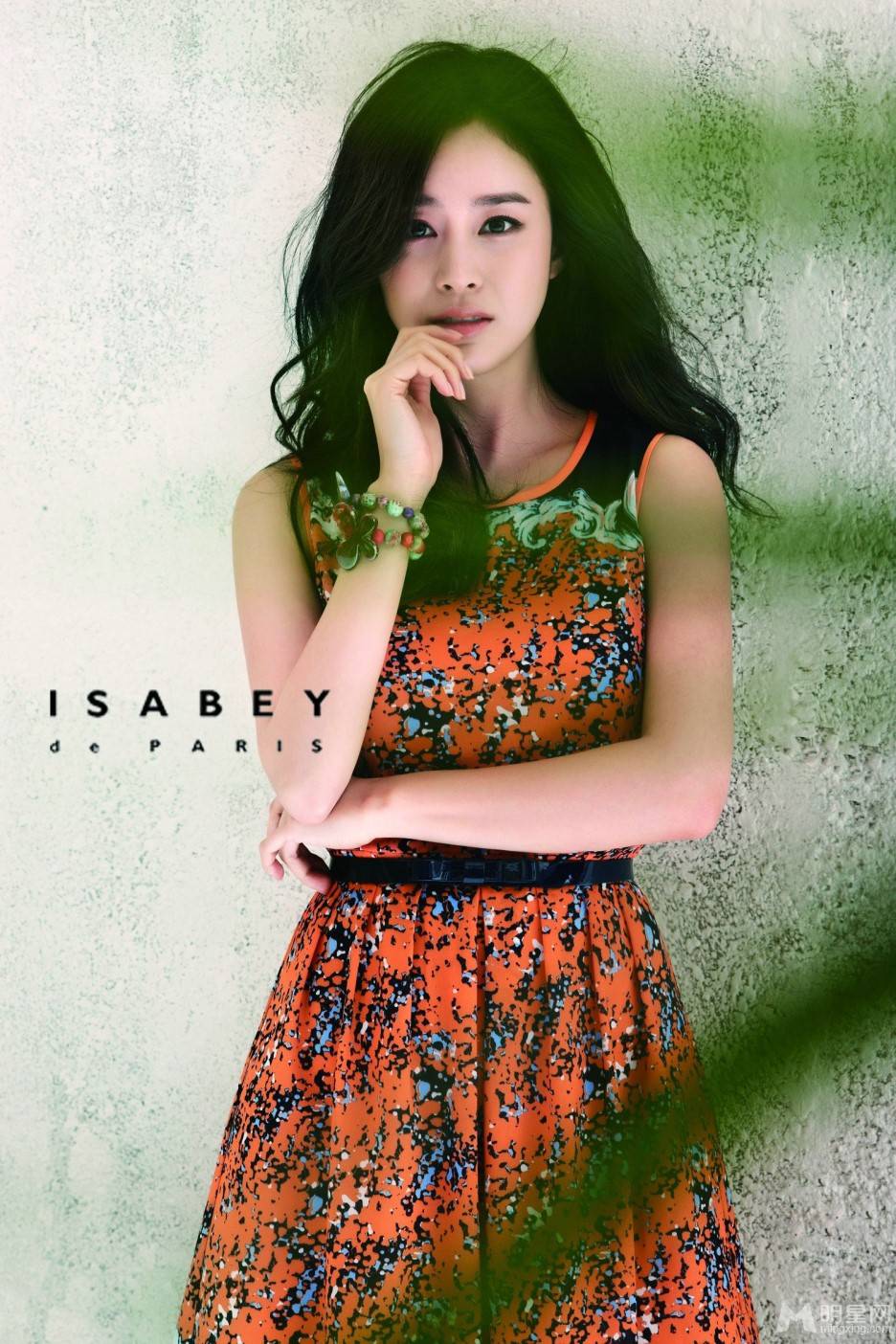 韩国女演员金泰熙代言品牌服饰尽显青春活力