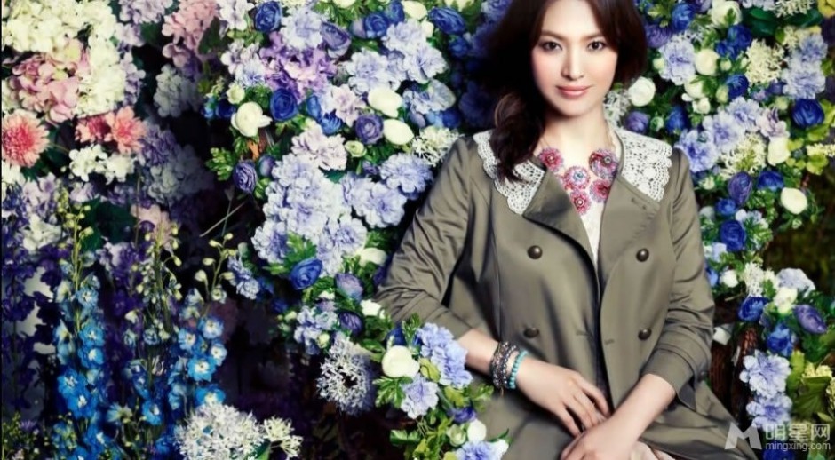 韩国影视女演员宋慧乔化身花丛美仙子