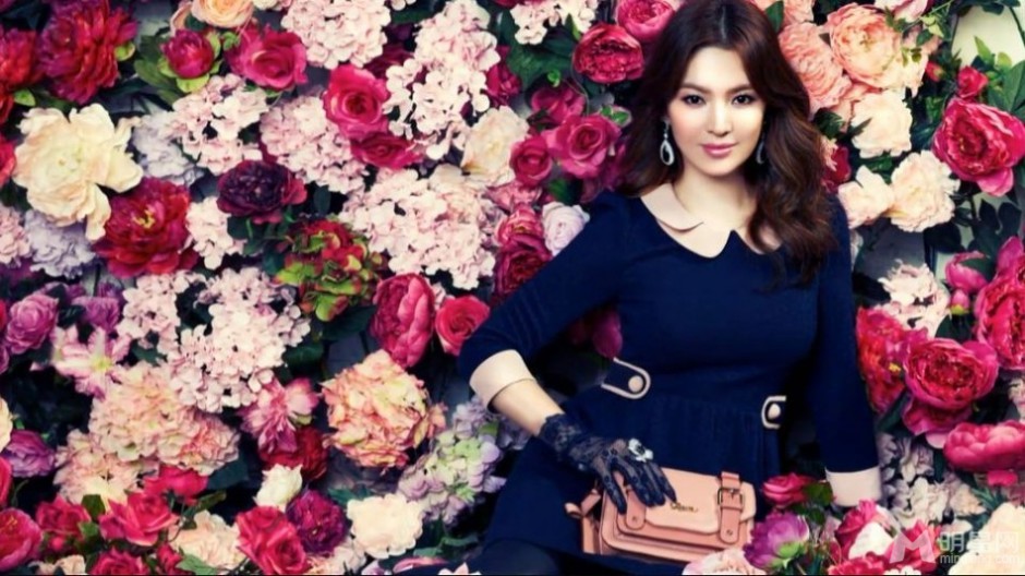 韩国影视女演员宋慧乔化身花丛美仙子