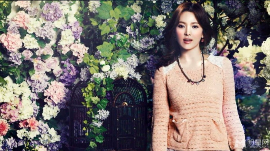 韩国影视女演员宋慧乔化身花丛美仙子