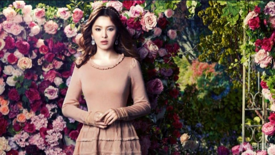 韩国影视女演员宋慧乔化身花丛美仙子